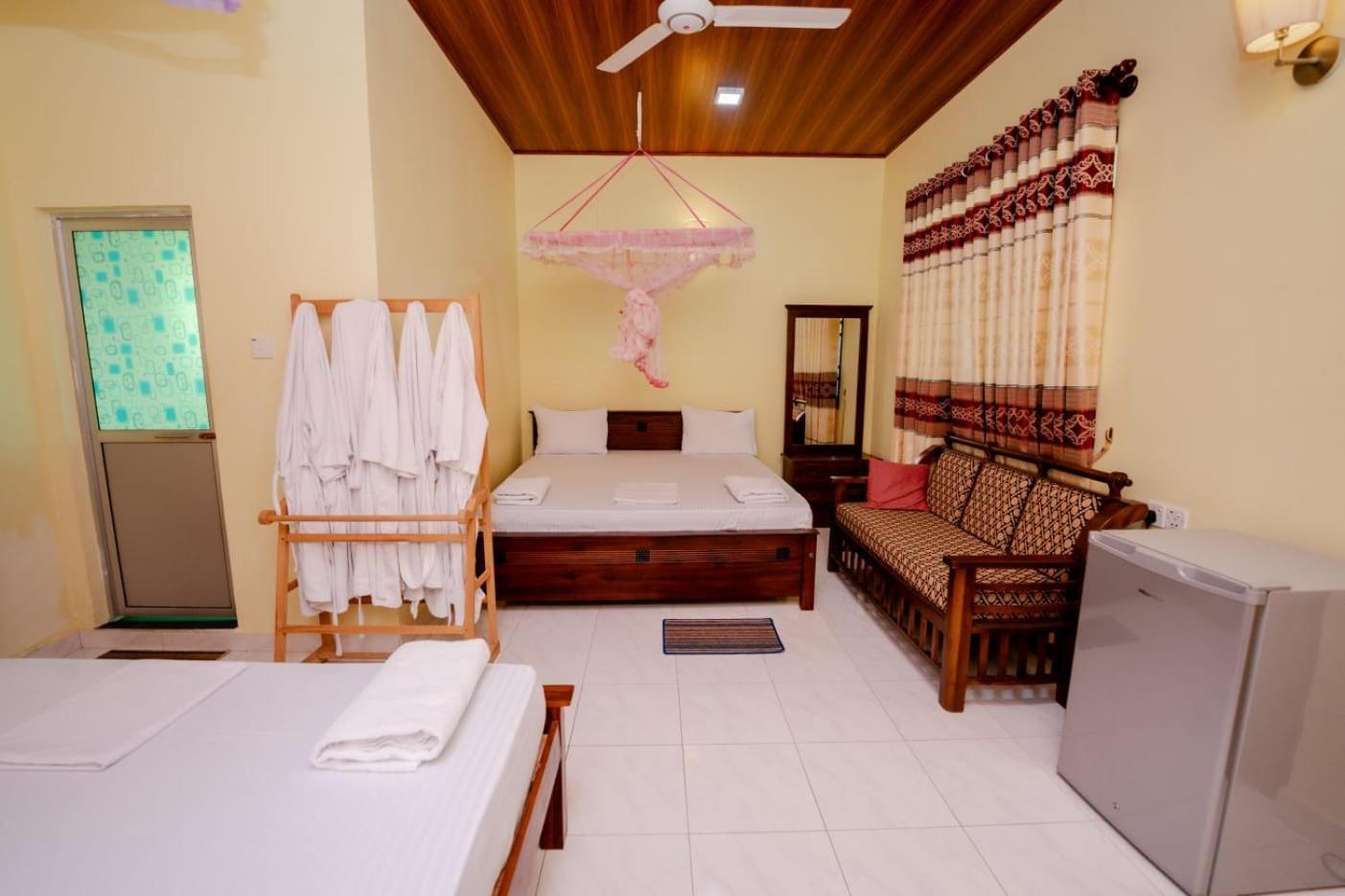 Suwani Pinnawala Homestay Exterior photo